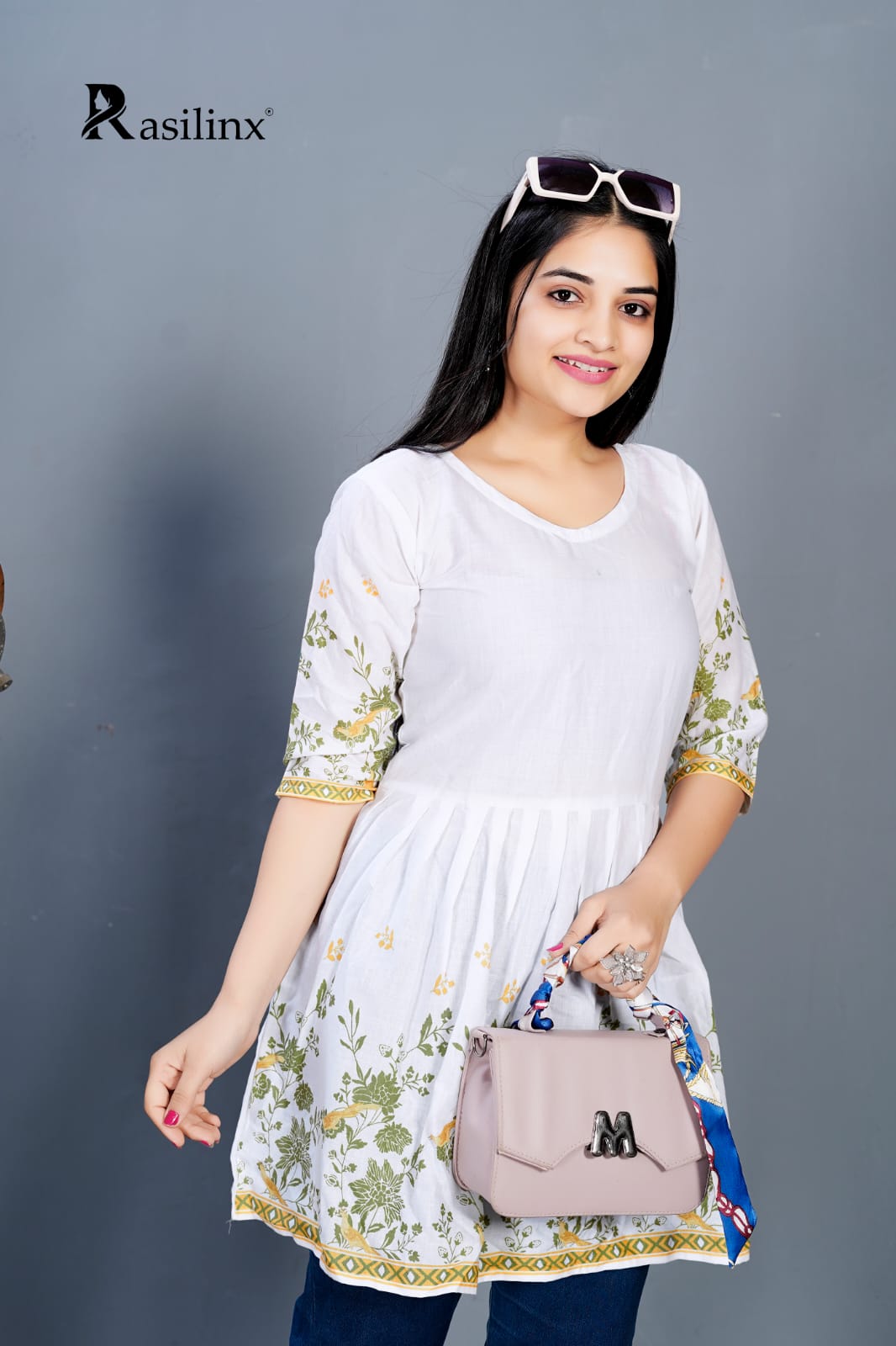 MAANVII – Digital Elegance Short Top White-Green