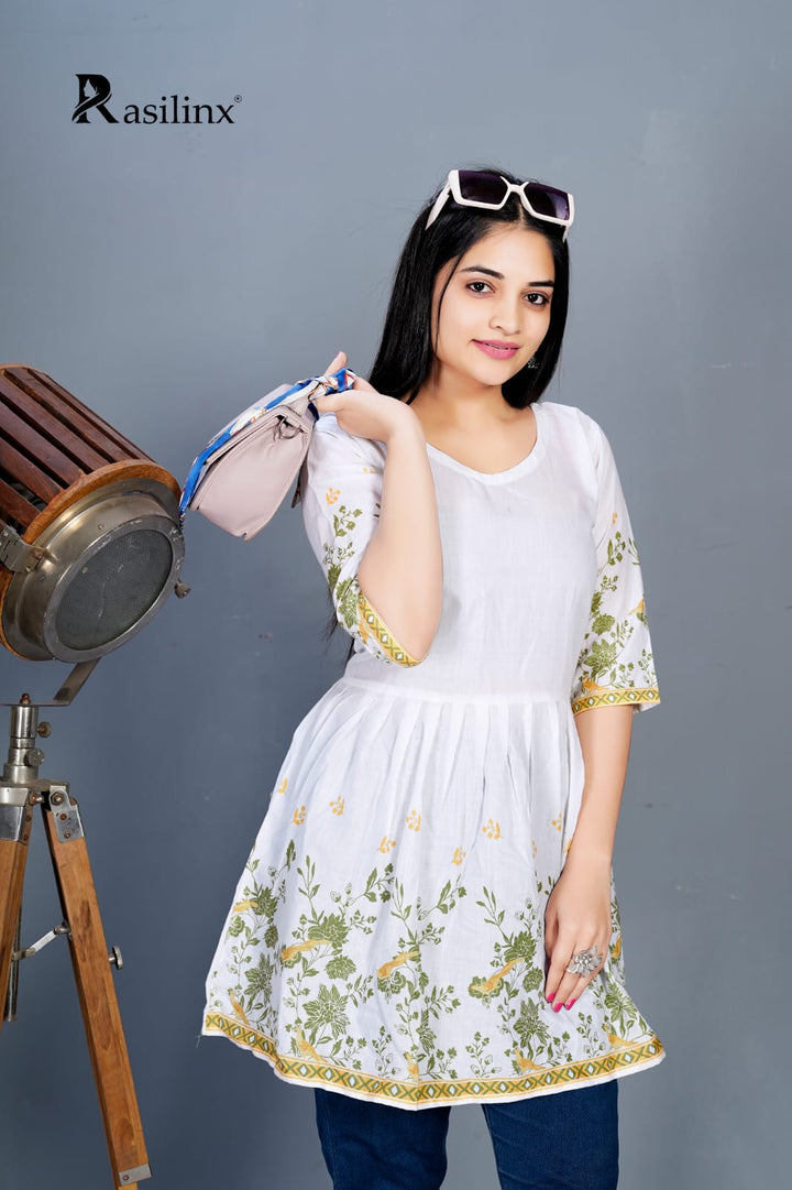 MAANVII – Digital Elegance Short Top White-Green