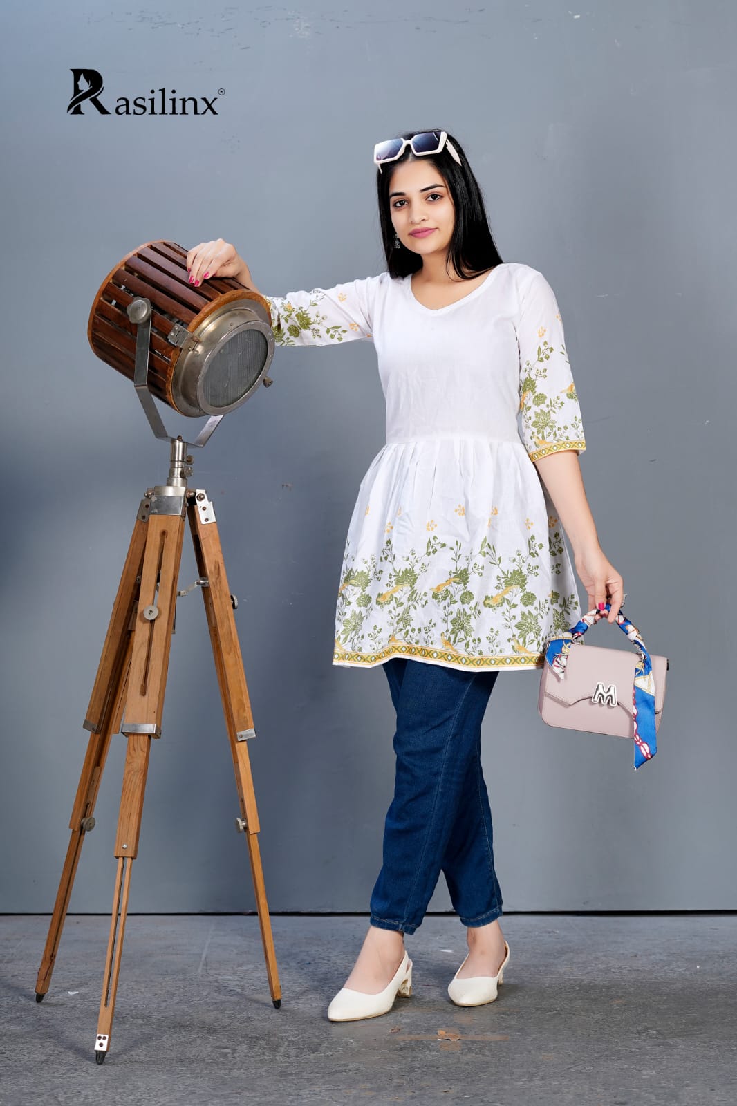 MAANVII – Digital Elegance Short Top White-Green