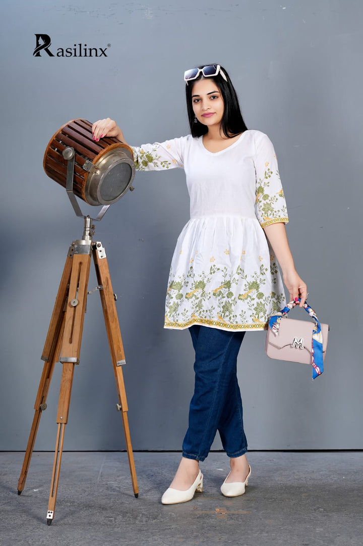 MAANVII – Digital Elegance Short Top White-Green