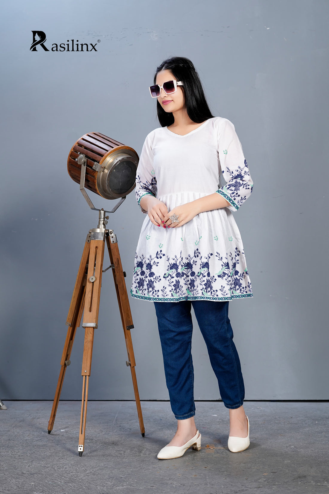 MAANVII – Digital Elegance Short Top White-Blue