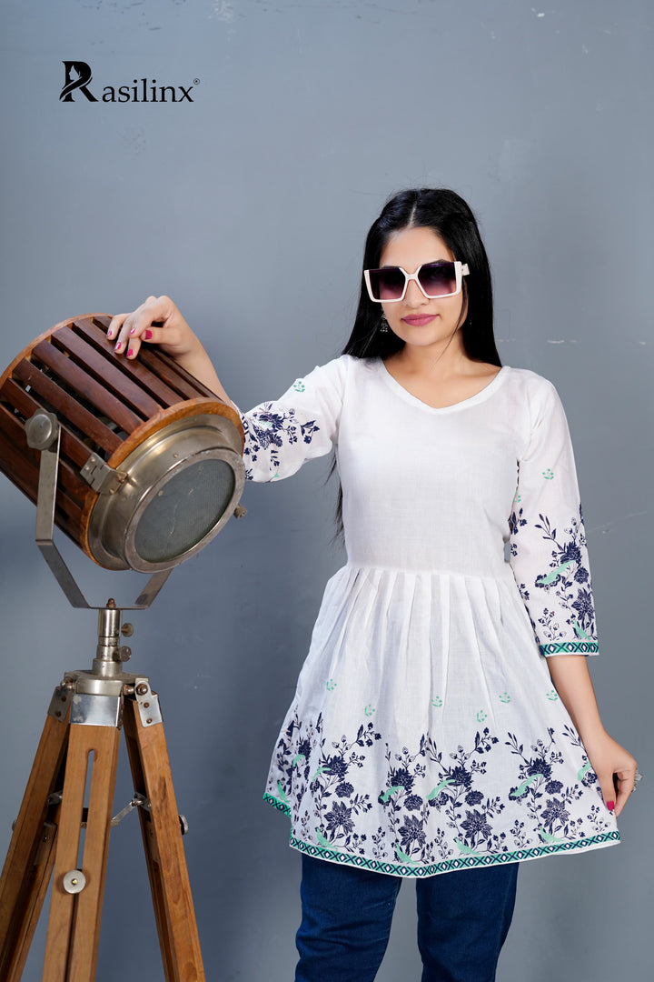 MAANVII – Digital Elegance Short Top White-Blue