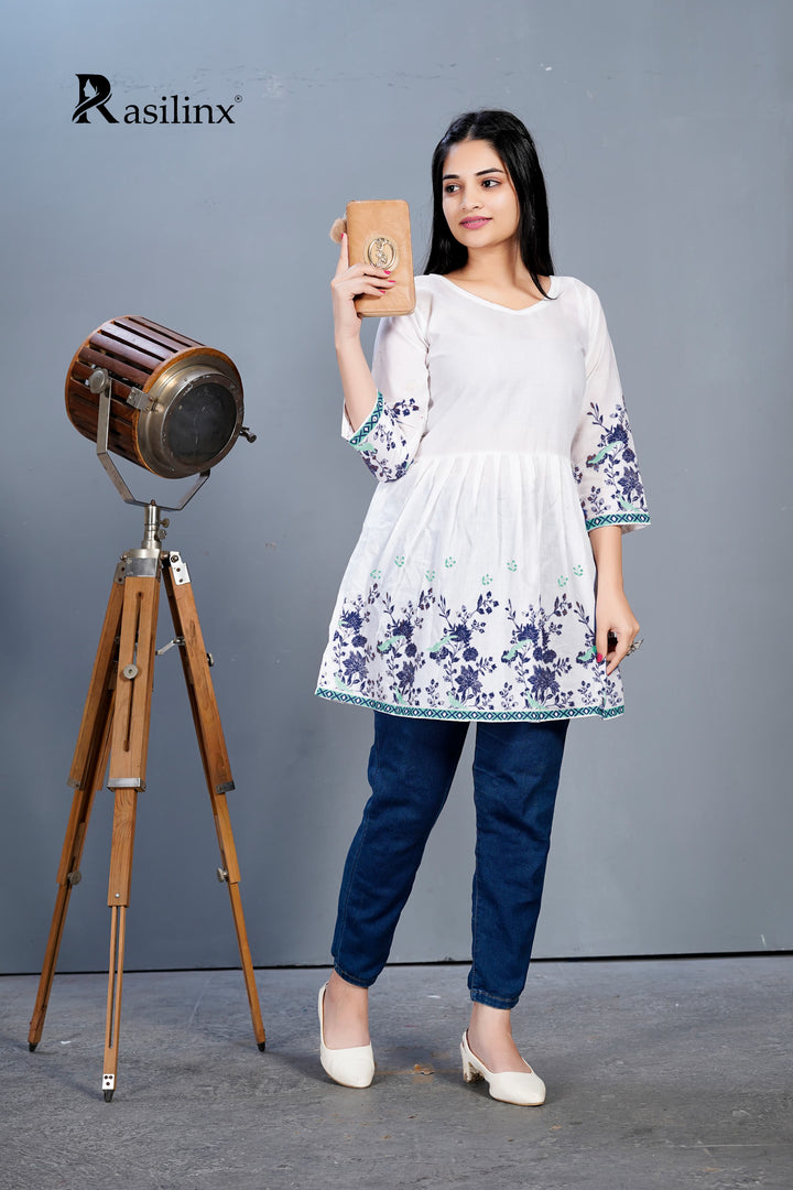 MAANVII – Digital Elegance Short Top White-Blue